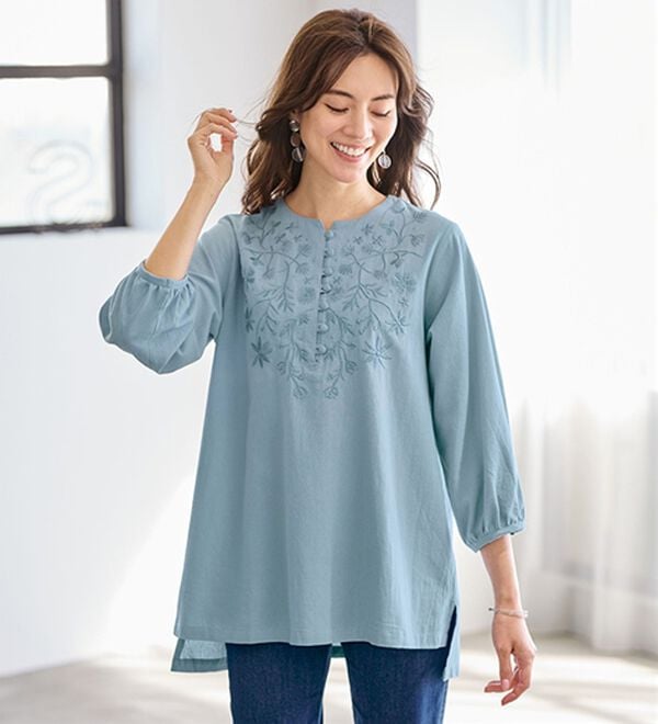 BELLUNA（ベルーナ）の「ナチュラルに可愛い刺しゅうブラウス（チュニック）」｜サックス