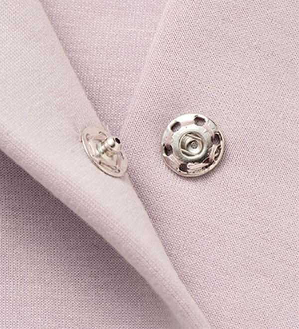 VINNO（ヴィノ）の「＜日本製＞裾ボタンキーネックプルオーバー（カットソー）」｜詳細画像