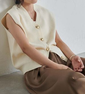 RANAN（ラナン）の「【ムースタッチ】洗える！ゴールド調ボタンニットベスト（ベスト）」｜アイボリー