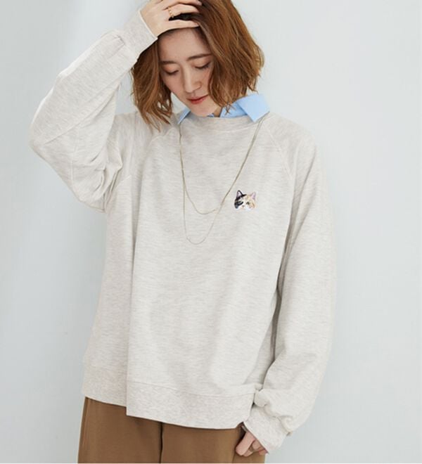 BELLUNA（ベルーナ）の「ワンポイントネコ刺しゅう裏毛プルオーバー（カットソー）」｜詳細画像