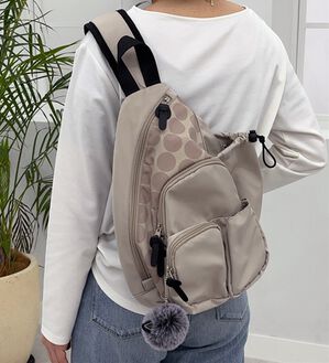 BELLUNA（ベルーナ）の「気がきく小回り優秀ボディバッグ（リュック）」｜ベージュ