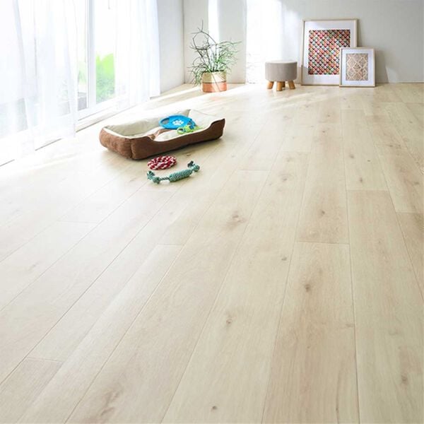 iellio（イエリオ）の「ペット対応フロアクッション＜簡単ロール式・フローリング調・防水・はっ水・抗菌・防カビ・消臭・防炎・滑りにくい・日本製＞（カーペット）」｜ラスティックオーク