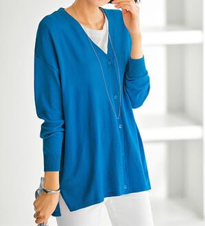 BELLUNA（ベルーナ）の「ボタン使いＶネックカーディガン（ニットカーディガン）」｜ブルー