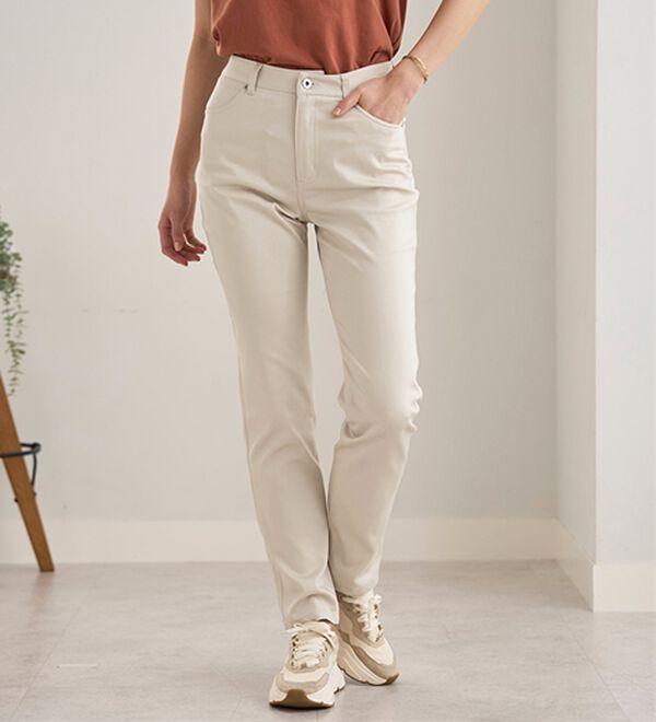 BELLUNA（ベルーナ）の「サラリ速乾！綿サテンストレッチカラーパンツ（フルレングスパンツ）」｜アイボリー3