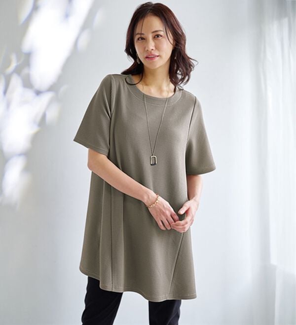 BELLUNA（ベルーナ）の「ひんやり！ポコポコエンボス素材－３ｋｇ見えチュニック（チュニック）」｜グレージュ