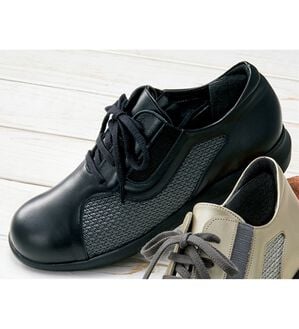 BELLUNA（ベルーナ）の「４Ｅ牛革滑りにくい軽量シューズ（スニーカー）」｜黒