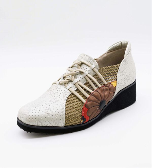 BELLUNA（ベルーナ）の「＜マテラ＞５Ｅ幅広フラワー本革型押シューズ（フラットシューズ）」｜詳細画像