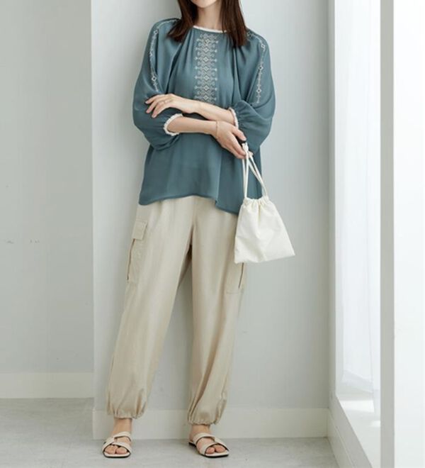 BELLUNA（ベルーナ）の「シフォン素材刺しゅうデザインブラウス（ブラウス）」｜詳細画像