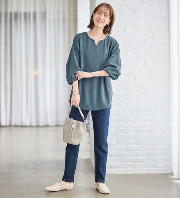 Viola e Viola（ヴィオラ エ ヴィオラ）の「らくキレイ　キーネックチュニックブラウスＴシャツ（チュニック）」｜詳細画像