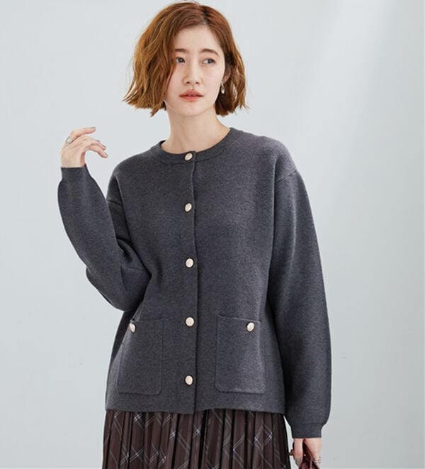 BELLUNA（ベルーナ）の「金ボタン使いニットカーディガン（ニットカーディガン）」｜杢チャコール
