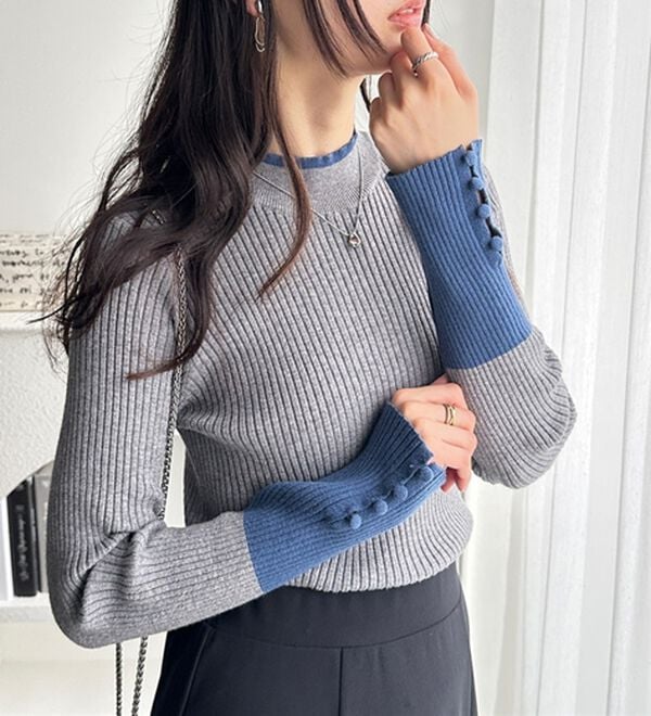 GeeRA（ジーラ）の「配色デザインくるみボタン付リブニット（ニット・セーター）」｜グレー