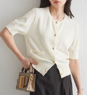 RANAN（ラナン）の「ゴールド調ボタン5分袖ニットカーデ（ニットカーディガン）」｜ホワイト