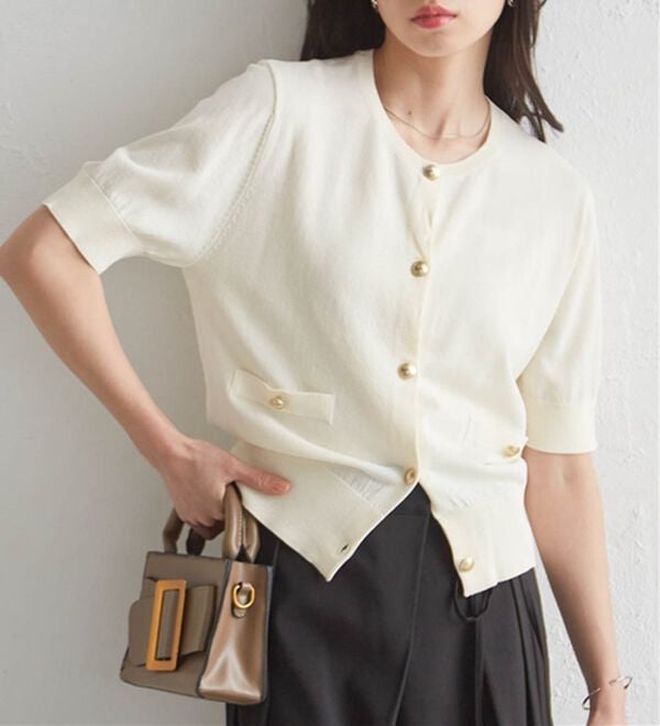 RANAN（ラナン）の「ゴールド調ボタン5分袖ニットカーデ（ニットカーディガン）」｜ホワイト