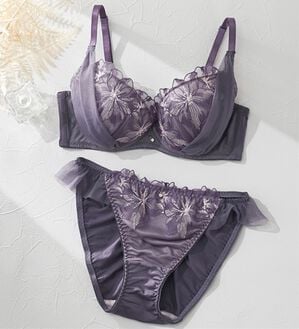 YU'NOW（ユナウ）の「ぷるるん谷間のノンワイヤーブラ＆ショーツ（ブラジャー＆ショーツセット）」｜ダークパープル