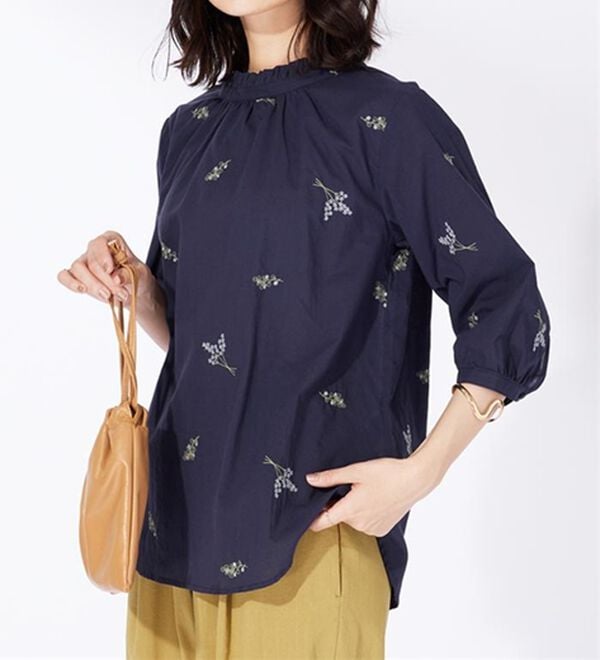 BELLUNA（ベルーナ）の「綿100％とび花刺しゅうブラウス（ブラウス）」｜詳細画像