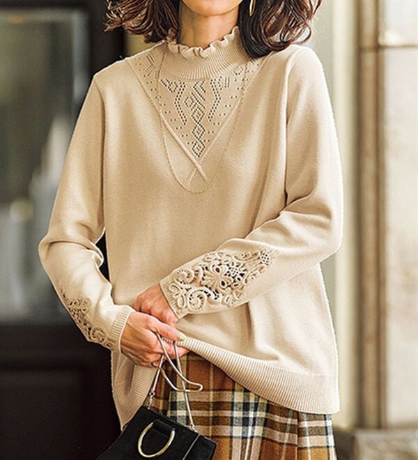 BELLUNA（ベルーナ）の「＜ＭＡＩＳＯＮ　Ｄ　ＡＺＵＲ＞ウール入り袖レースプルオーバー（ニット・セーター）」｜アイボリー