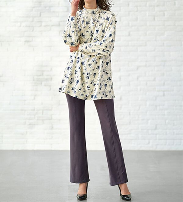 BELLUNA（ベルーナ）の「衿ボタンが可愛い花柄ハイネックチュニック（チュニック）」｜詳細画像