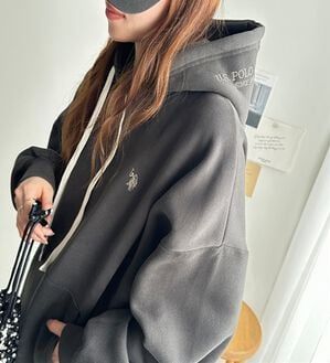 GeeRA（ジーラ）の「【U.S. POLO ASSN.】フード刺繍裏起毛パーカー（パーカー）」｜チャコール