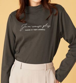 BELLUNA（ベルーナ）の「刺しゅうロゴ使いハイネックプルオーバー（カットソー）」｜詳細画像