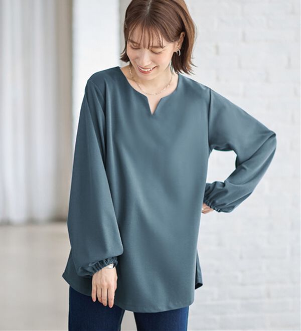 Viola e Viola（ヴィオラ エ ヴィオラ）の「らくキレイ　キーネックチュニックブラウスＴシャツ（チュニック）」｜詳細画像