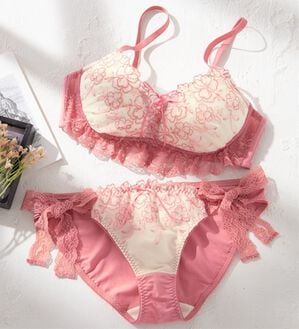 YU'NOW（ユナウ）の「ぷるるん谷間のノンワイヤーブラ＆ショーツ（ブラジャー＆ショーツセット）」｜ピンク編み上げリボン