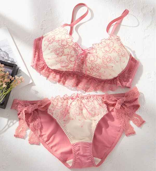 YU'NOW（ユナウ）の「ぷるるん谷間のノンワイヤーブラ＆ショーツ（ブラジャー＆ショーツセット）」｜ピンク編み上げリボン