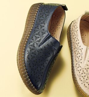 BELLUNA（ベルーナ）の「ゆったりカットワークスリッポン（スリッポン）」｜ネイビー