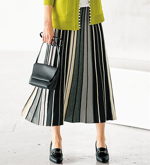 BELLUNA（ベルーナ）の「プリーツ風フレアーニットスカート（ロングスカート）」｜モノトーン系ストライプ