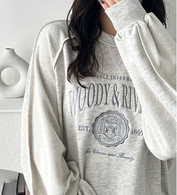 GeeRA（ジーラ）の「リメイク風刺しゅうロゴ裏毛スウェット（カットソー）」｜詳細画像