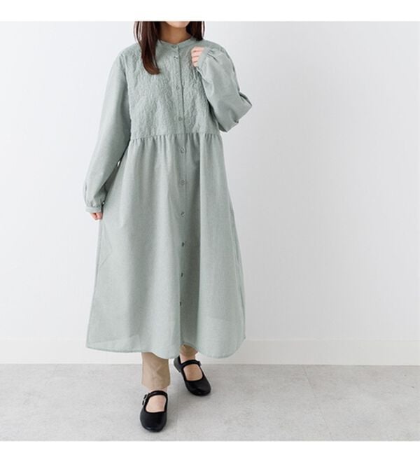 Viola e Viola（ヴィオラ エ ヴィオラ）の「パッと華やぐ繊細刺しゅうの大人シャツワンピース（シャツワンピース）」｜詳細画像