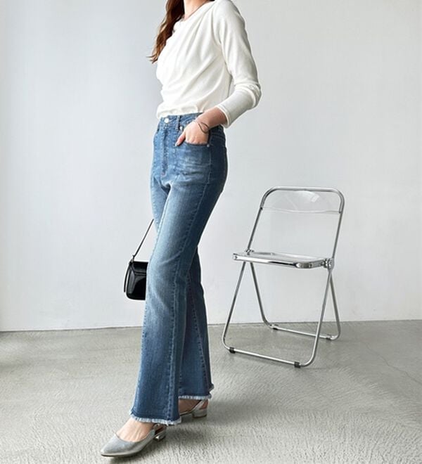 GeeRA（ジーラ）の「センターシームフレアデニムパンツ（フルレングスパンツ）」｜詳細画像