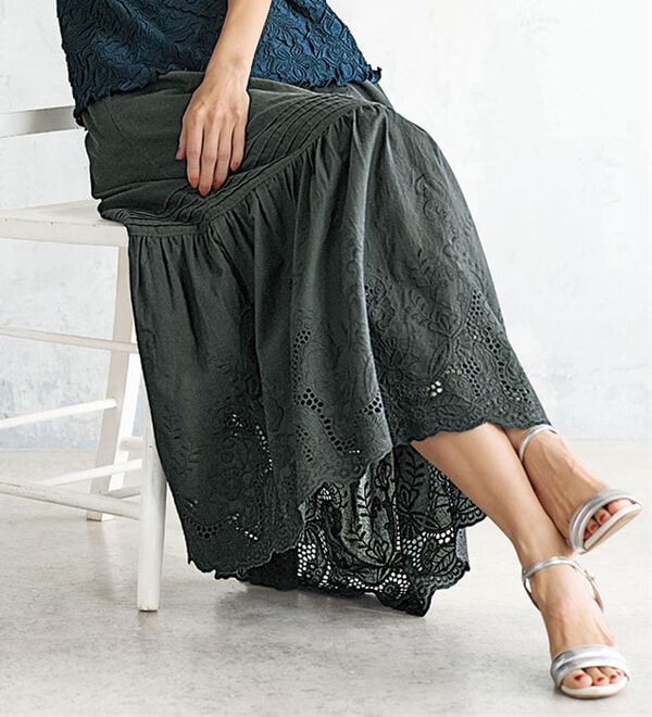 BELLUNA（ベルーナ）の「可愛すぎない大人の刺しゅうティアードスカート（ロングスカート）」｜詳細画像