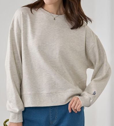 BELLUNA（ベルーナ）の「袖ワンポイント刺しゅう裏毛プルオーバー（カットソー）」