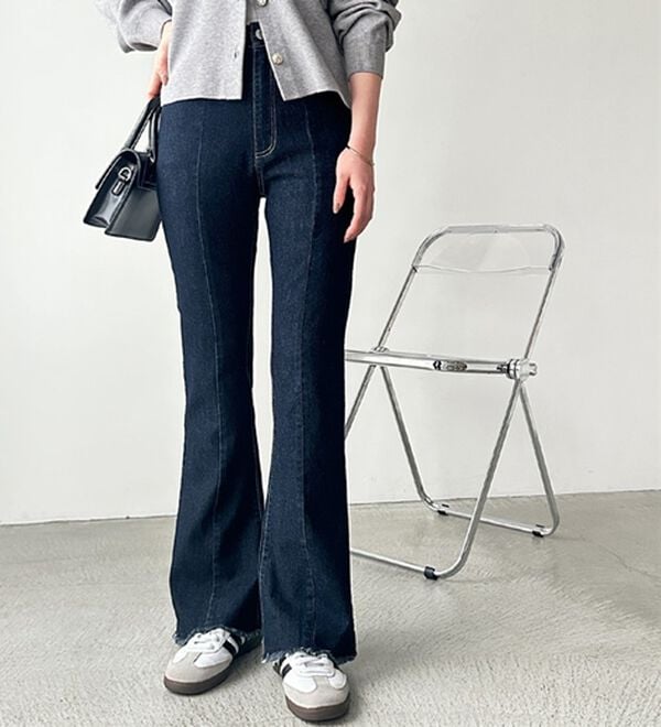 GeeRA（ジーラ）の「センターシームフレアデニムパンツ（フルレングスパンツ）」｜詳細画像