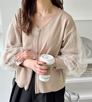 GeeRA（ジーラ）の「チュール袖ダブルジップカーディガン（ニットカーディガン）」｜ベージュ