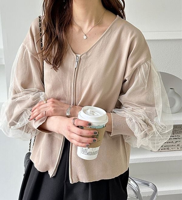 GeeRA（ジーラ）の「チュール袖ダブルジップカーディガン（ニットカーディガン）」｜ベージュ
