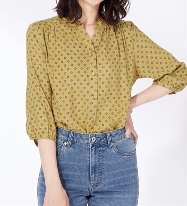 BELLUNA（ベルーナ）の「レーヨン素材ギャザー使いプリントブラウス（ブラウス）」｜詳細画像