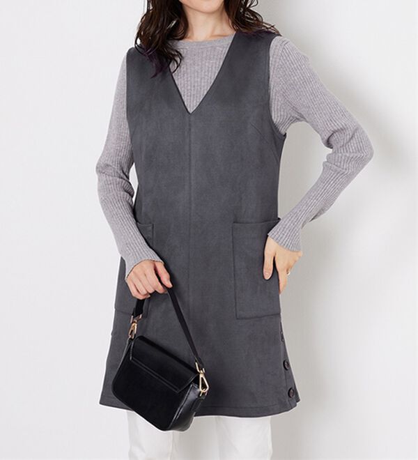 BELLUNA（ベルーナ）の「スエード調サイドボタンジャンパードレス（ジャンパースカート）」｜チャコール