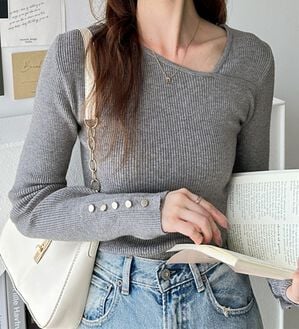 GeeRA（ジーラ）の「アシメネック袖ボタン付リブニット（ニット・セーター）」｜グレー