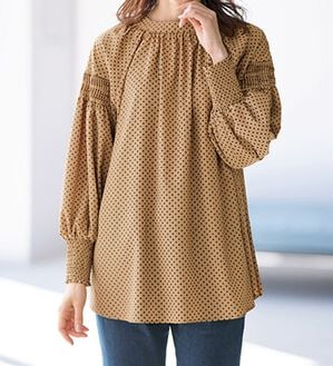 BELLUNA（ベルーナ）の「たっぷりギャザーのドット柄ブラウス（ブラウス）」｜キャメル系