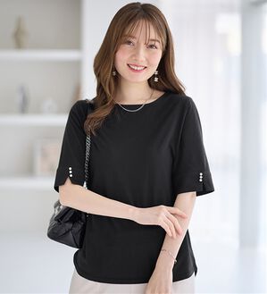 alotta（アロッタ）の「【選べる袖丈】柔らか綿混素材パール調ボタンＴシャツ（カットソー）」｜ブラック　半袖