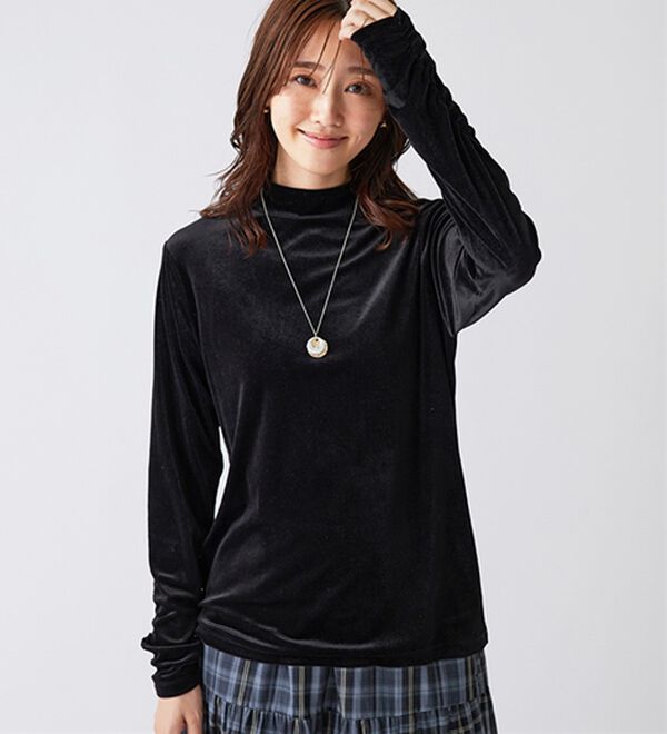 BELLUNA（ベルーナ）の「艶やかシアーベロア袖シャーリングプルオーバー（カットソー）」｜黒