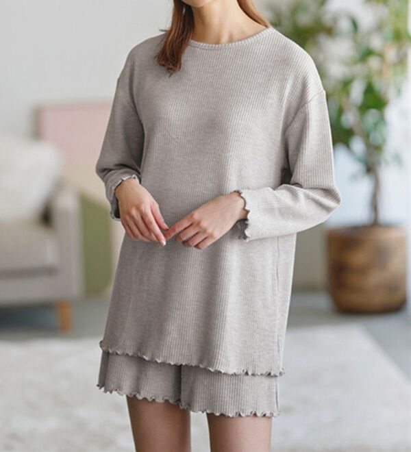 YU'NOW（ユナウ）の「【上下２点セット】コットンブレンド　ワッフルプルオーバー＆ハラマキ付ショートパンツセット（パジャマ・ルームウェア）」｜杢グレー