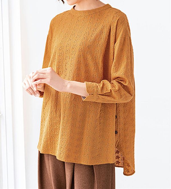 VINNO（ヴィノ）の「綿１００％小花刺しゅうゆったりブラウス（ブラウス）」｜マスタード