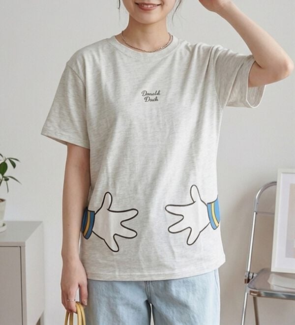 BELLUNA（ベルーナ）の「＜Ｄｉｓｎｅｙ＞【ドナルド＆デイジー】抱き着きプリントTシャツ（カットソー）」｜詳細画像