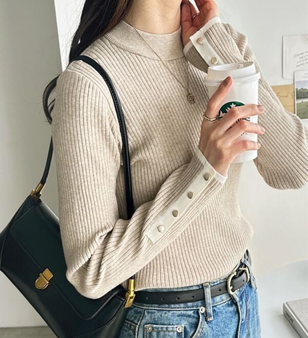 GeeRA（ジーラ）の「袖口ボタン配色ハイネックリブニット（ニット・セーター）」｜詳細画像