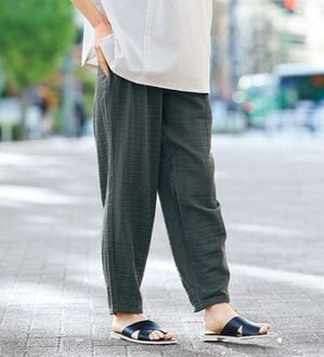 BELLUNA（ベルーナ）の「綿麻ダブルガーゼポッケギャザーパンツ（フルレングスパンツ）」｜スミクロ