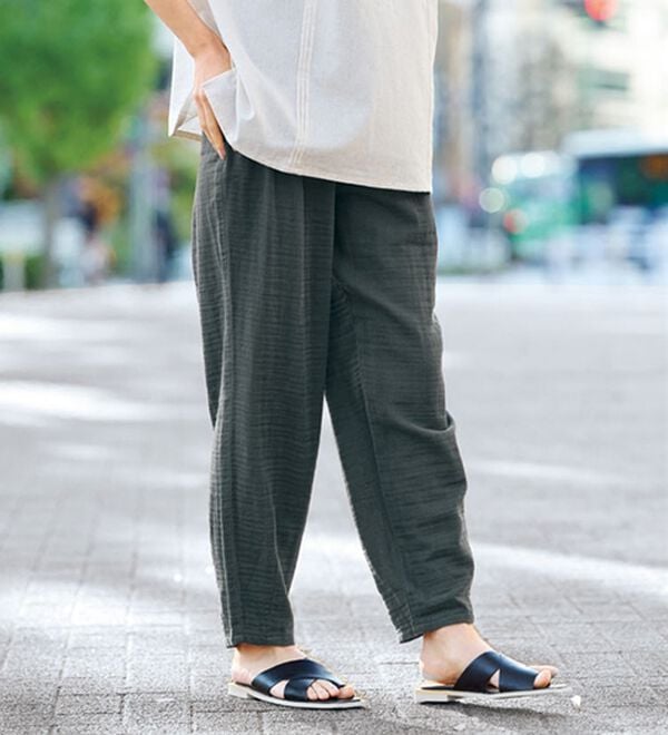 BELLUNA（ベルーナ）の「綿麻ダブルガーゼポッケギャザーパンツ（フルレングスパンツ）」｜スミクロ