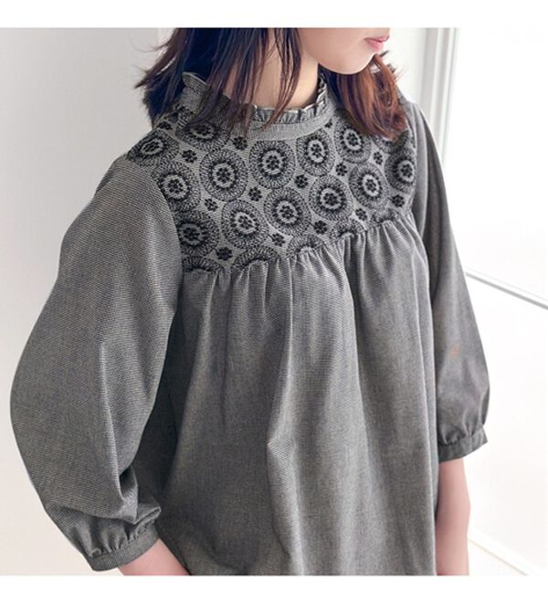 Viola e Viola（ヴィオラ エ ヴィオラ）の「サークル刺しゅうフリル衿ブラウス（ブラウス）」｜詳細画像