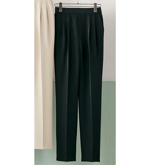 BELLUNA（ベルーナ）の「すっきり美脚タックテーパードパンツ（フルレングスパンツ）」｜黒